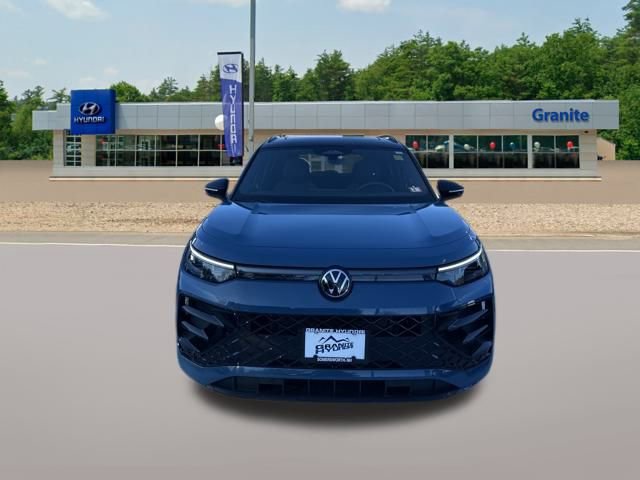 Used 2025 Volkswagen Tiguan SE R-Line AWD/4WD image 4