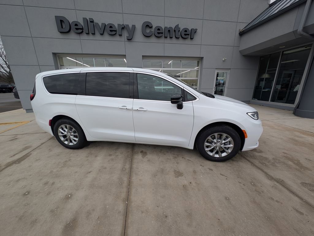 New 2026 Chrysler Pacifica Select AWD/4WD image 4