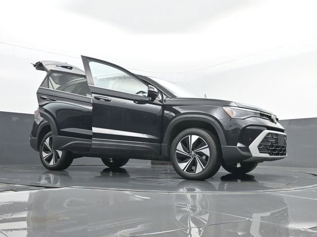 Used 2025 Volkswagen Taos SE image 31
