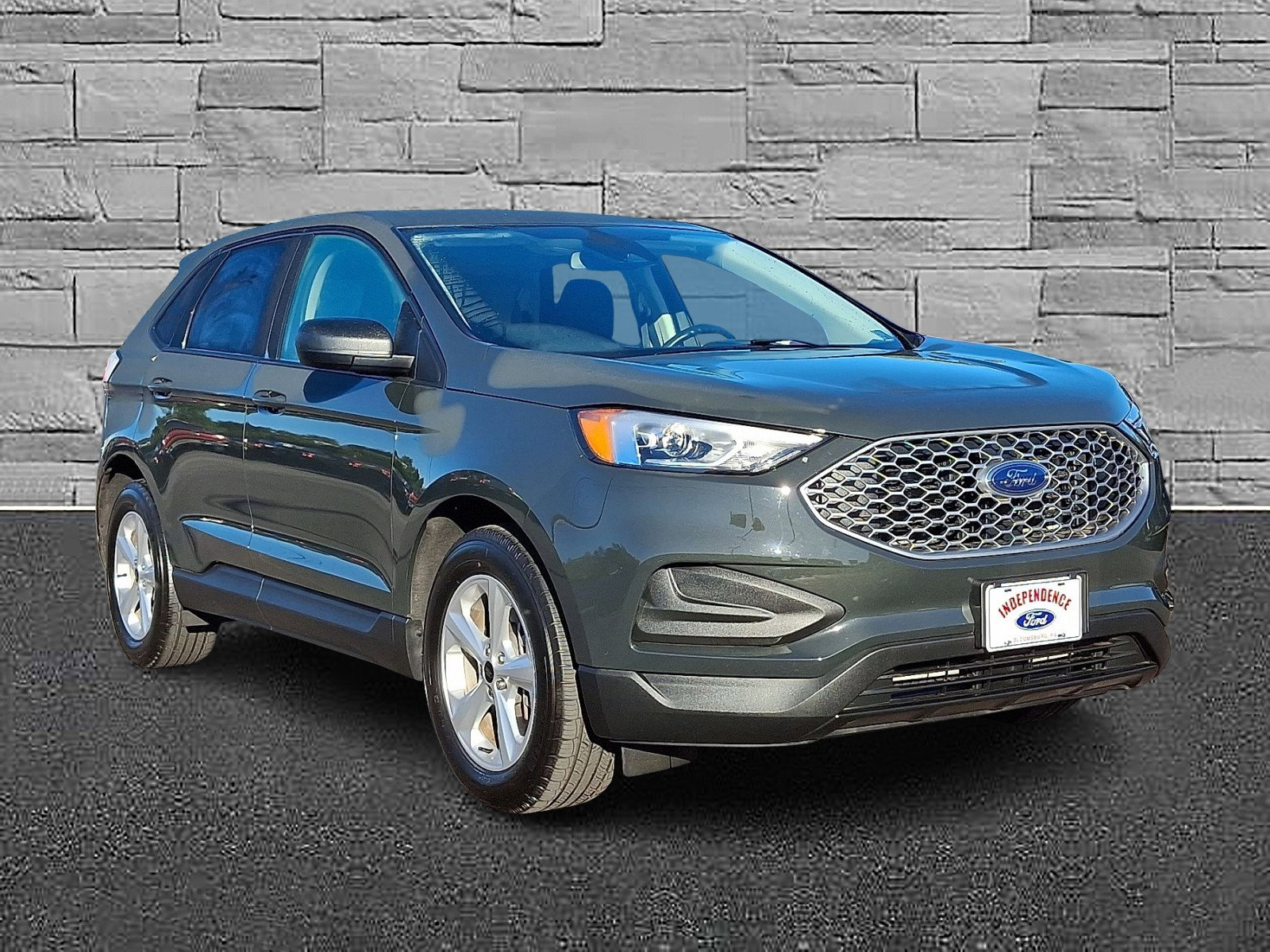 Certified 2024 Ford Edge SE image 2
