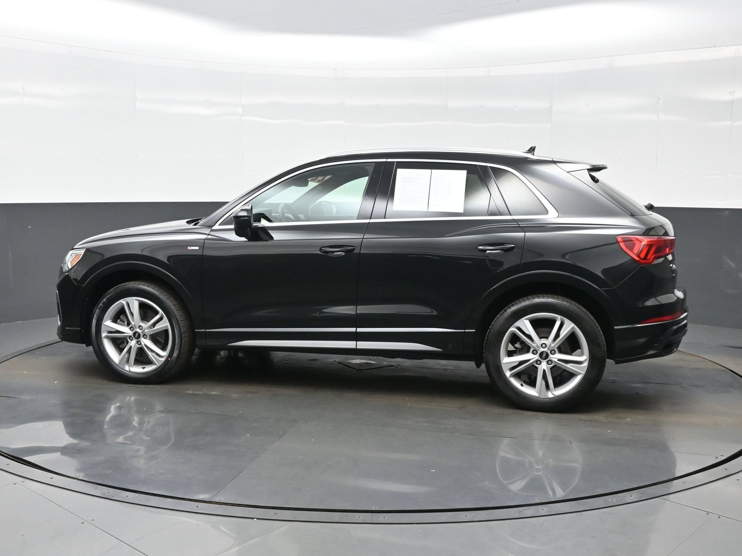 Used 2022 Audi Q3 2.0T Premium Plus w/ Premium Plus Package AWD/4WD image 3