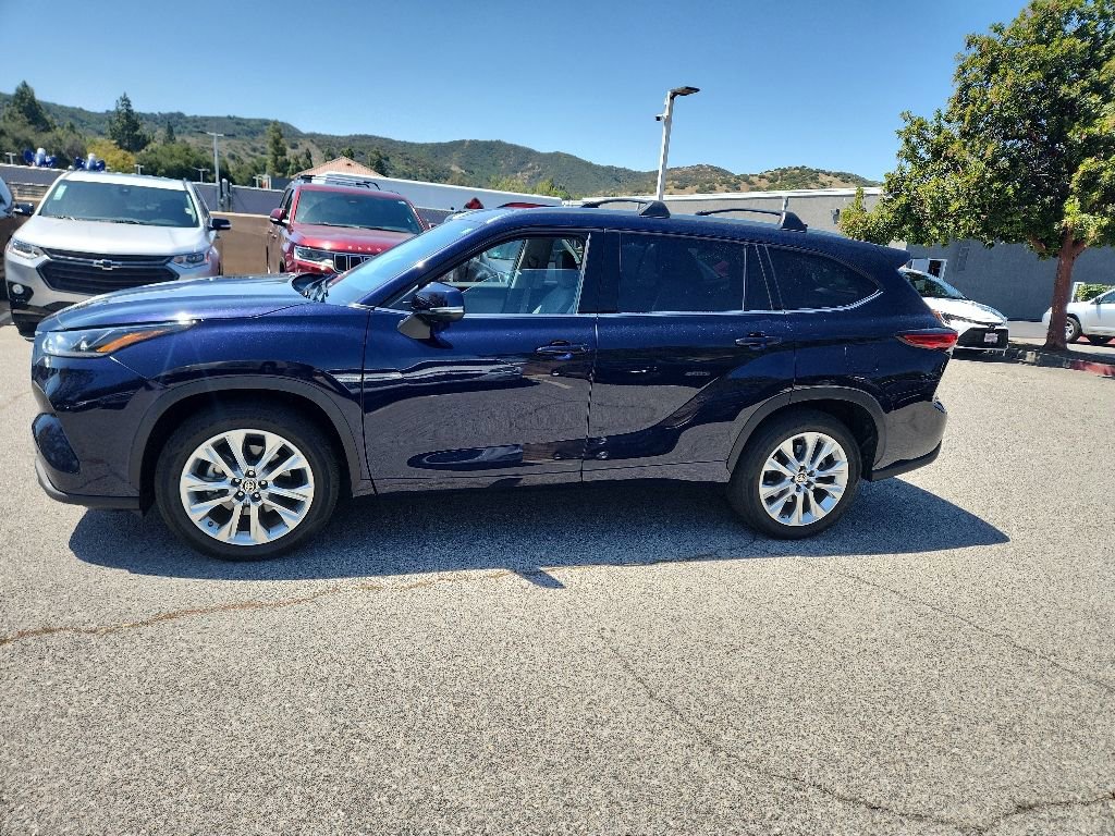 Used 2022 Toyota Highlander Limited FWD image 2