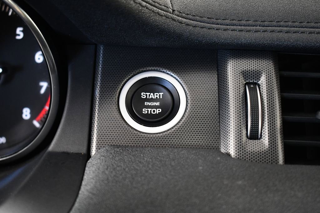 Used 2019 Land Rover Range Rover Evoque SE Premium image 38