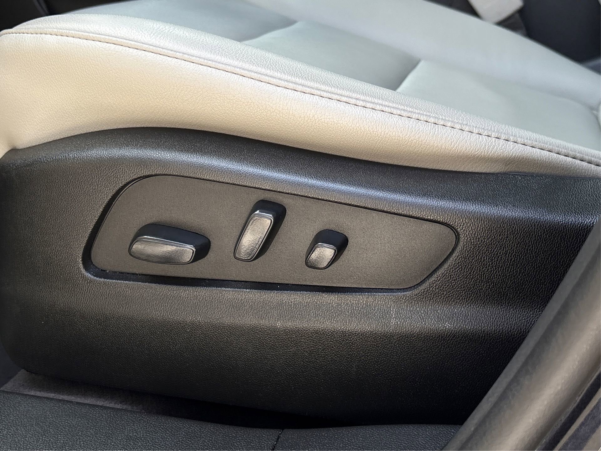 Used 2023 Cadillac XT4 Luxury w/ Driver Awareness Package FWD image 30