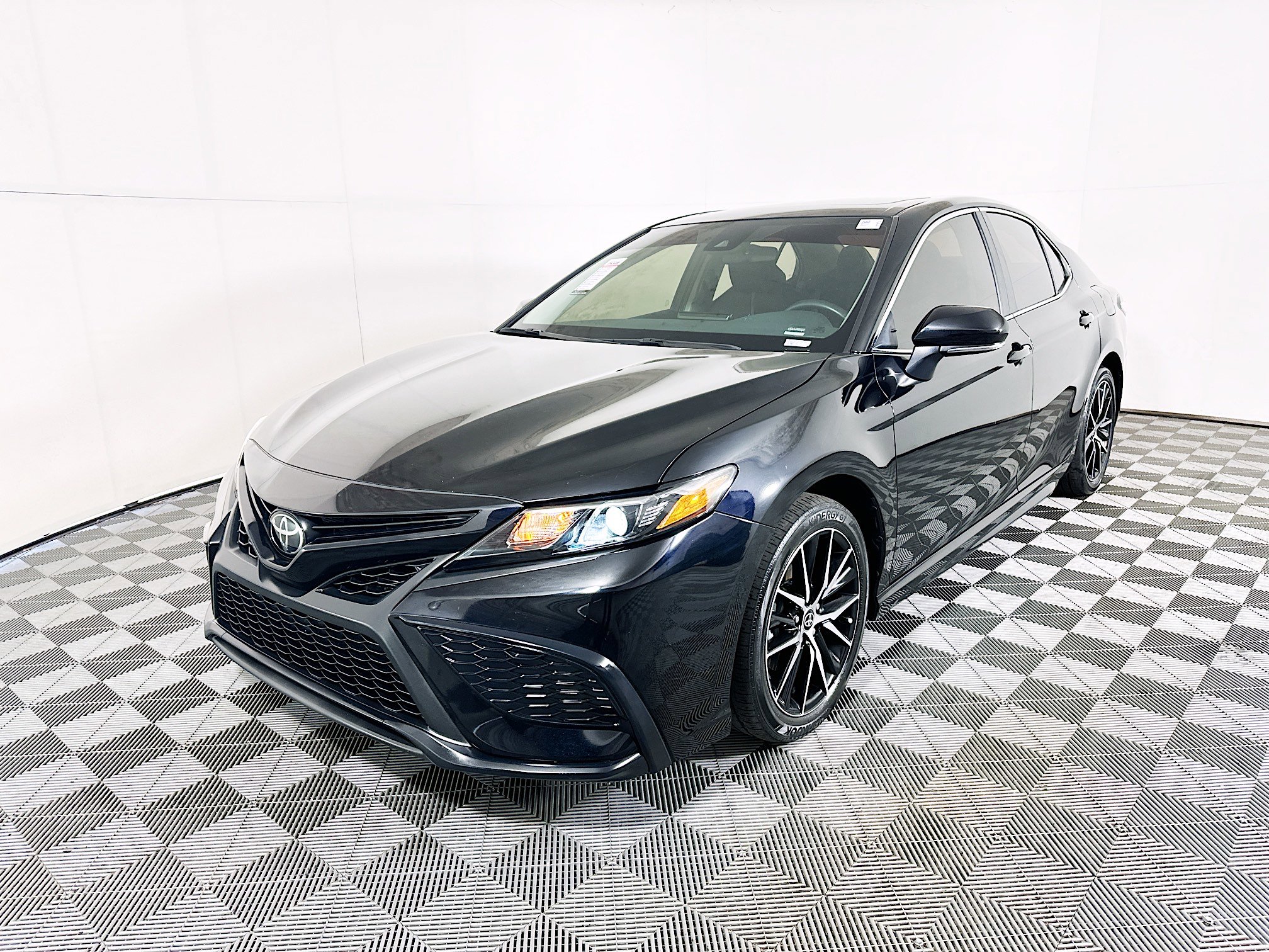 Used 2024 Toyota Camry SE image 7