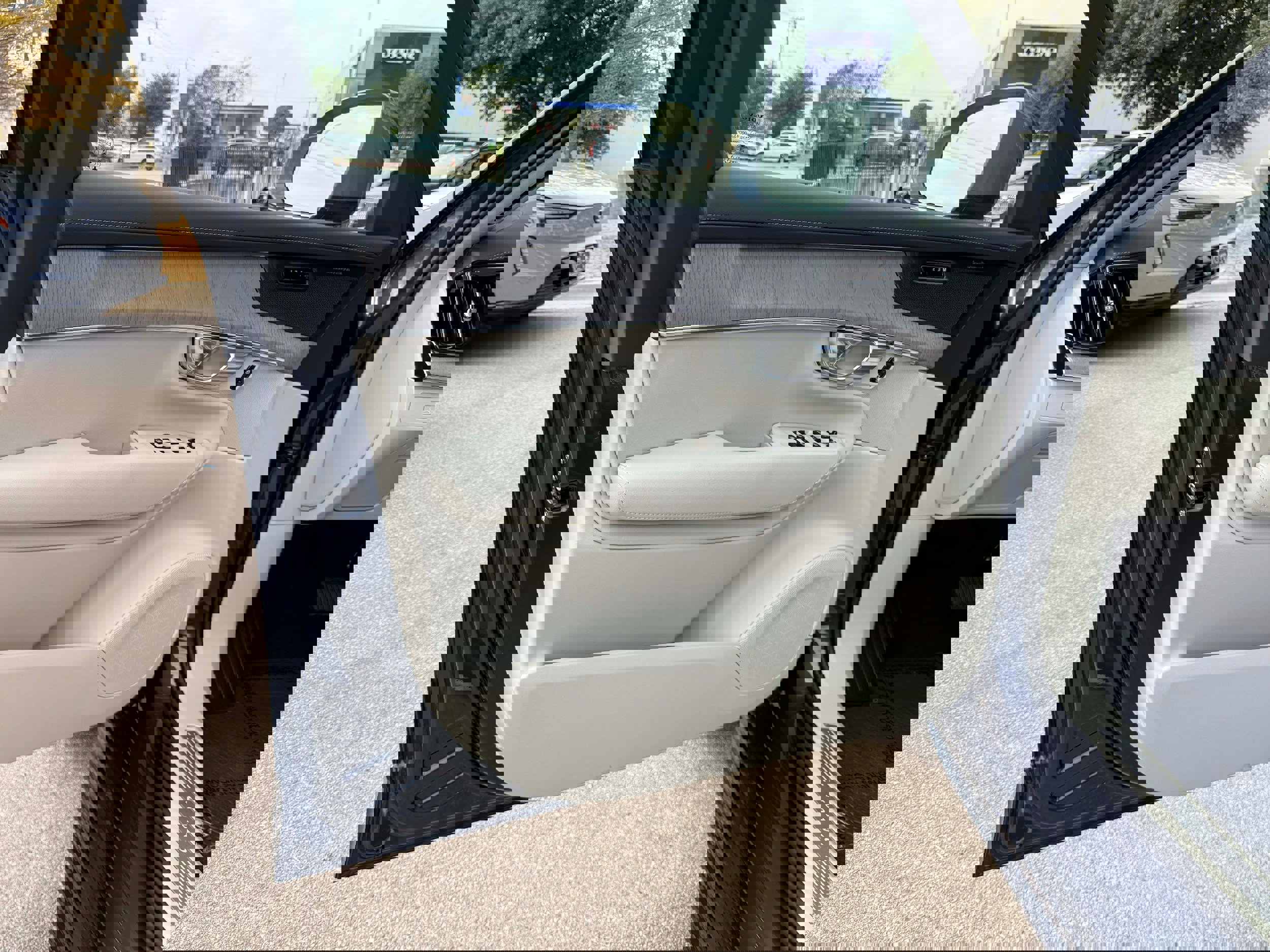 New 2026 Volvo XC90 B6 Ultra w/ Protection Package image 11