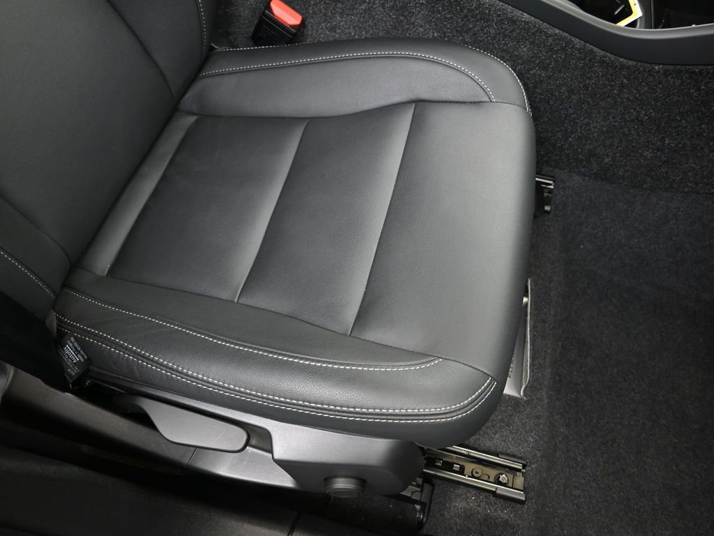 Certified 2025 Volvo XC40 B5 Core image 12