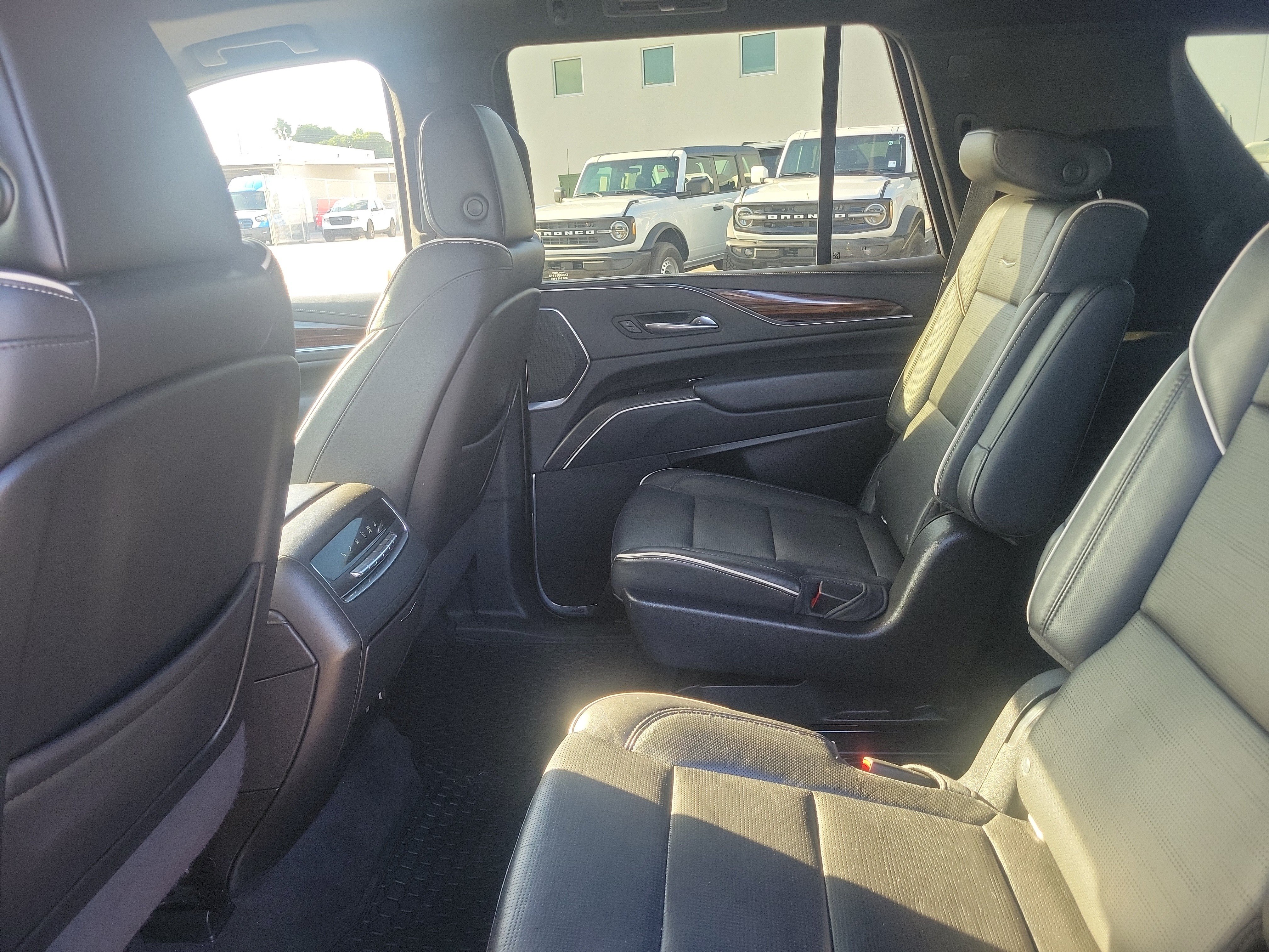 Used 2022 Cadillac Escalade Premium Luxury w/ Performance Package AWD/4WD image 21