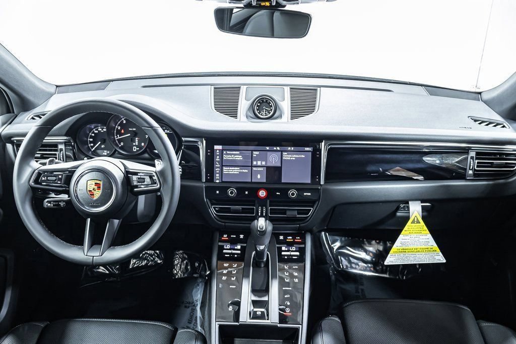 Certified 2025 Porsche Macan AWD/4WD image 13