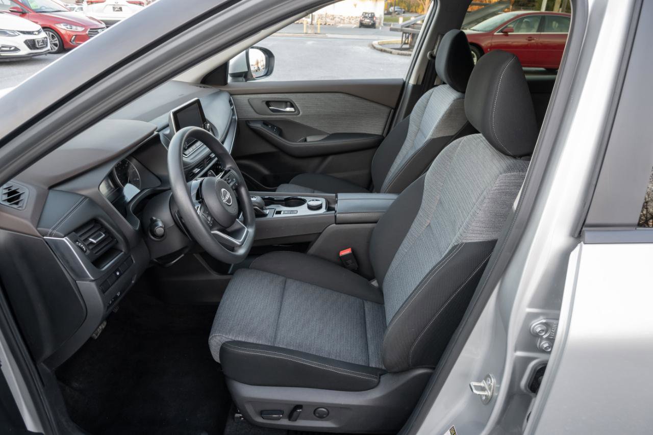 Used 2023 Nissan Rogue SV image 16