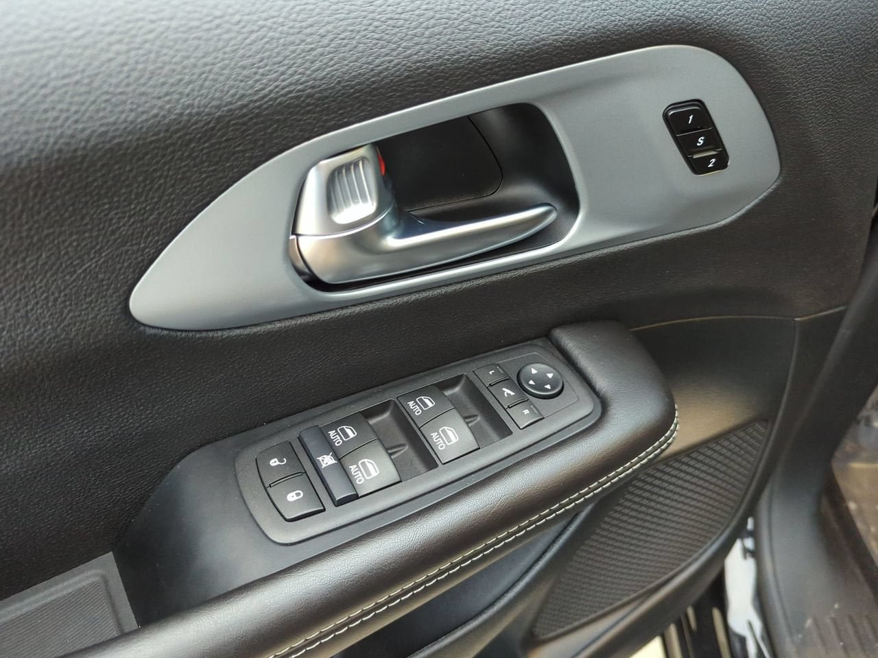 Used 2026 Chrysler Pacifica Limited FWD image 8