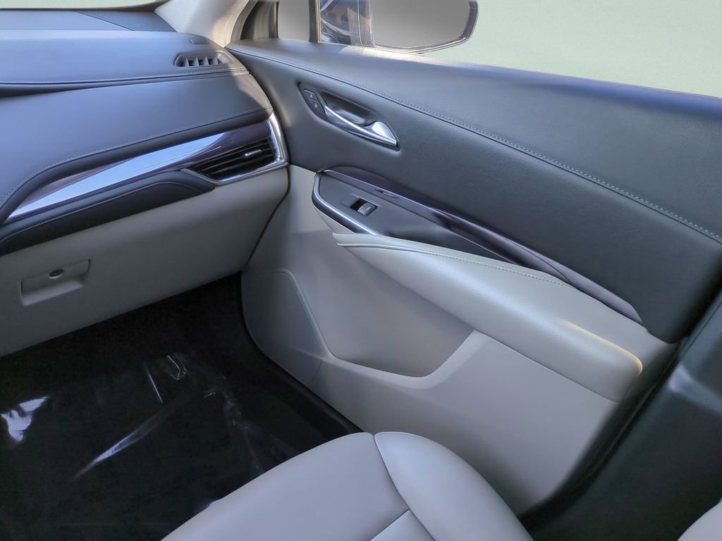 Used 2022 Cadillac XT4 Luxury w/ Driver Awareness Package image 15
