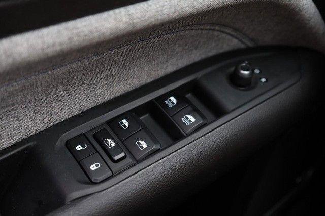 Used 2025 Jeep Compass Latitude w/ Sun & Sound Group AWD/4WD image 17