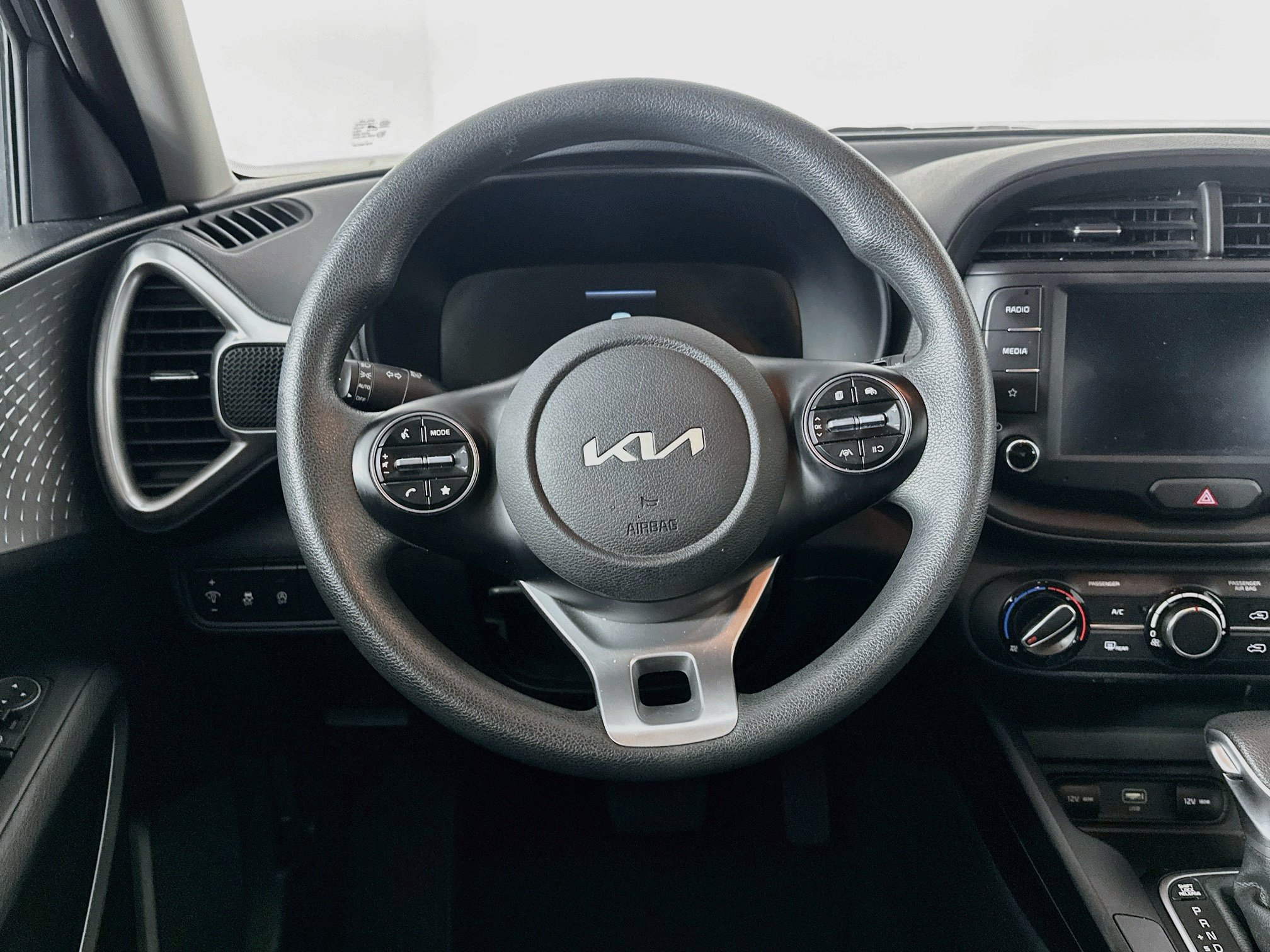 Used 2025 Kia Soul LX w/ LX Technology Package FWD image 18