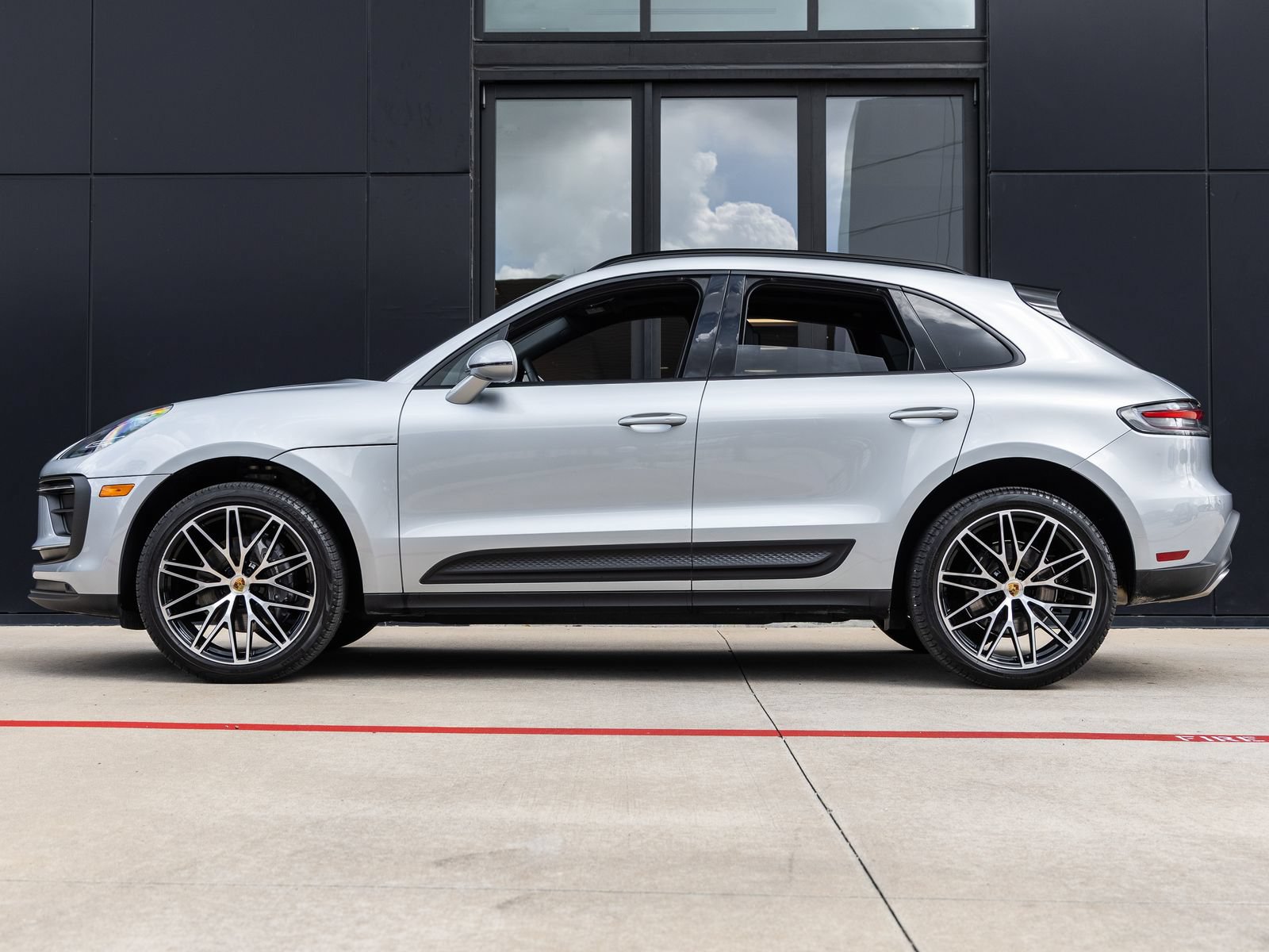 Certified 2026 Porsche Macan AWD/4WD image 2