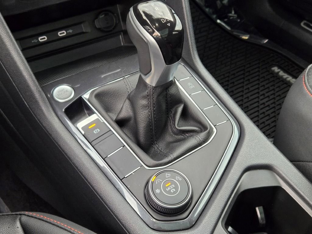 Used 2024 Volkswagen Tiguan Wolfsburg Edition image 36