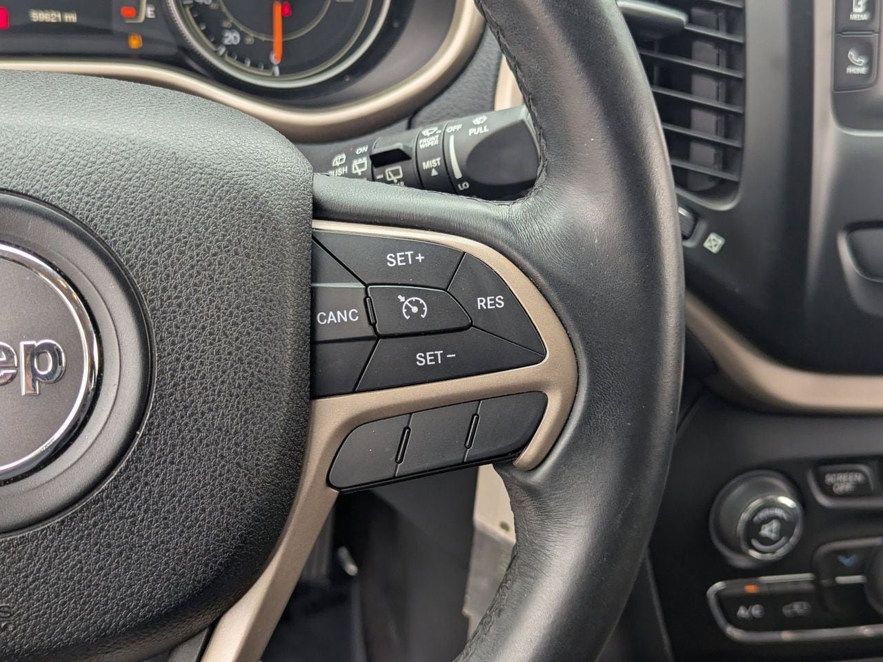 Used 2016 Jeep Cherokee Latitude FWD image 22