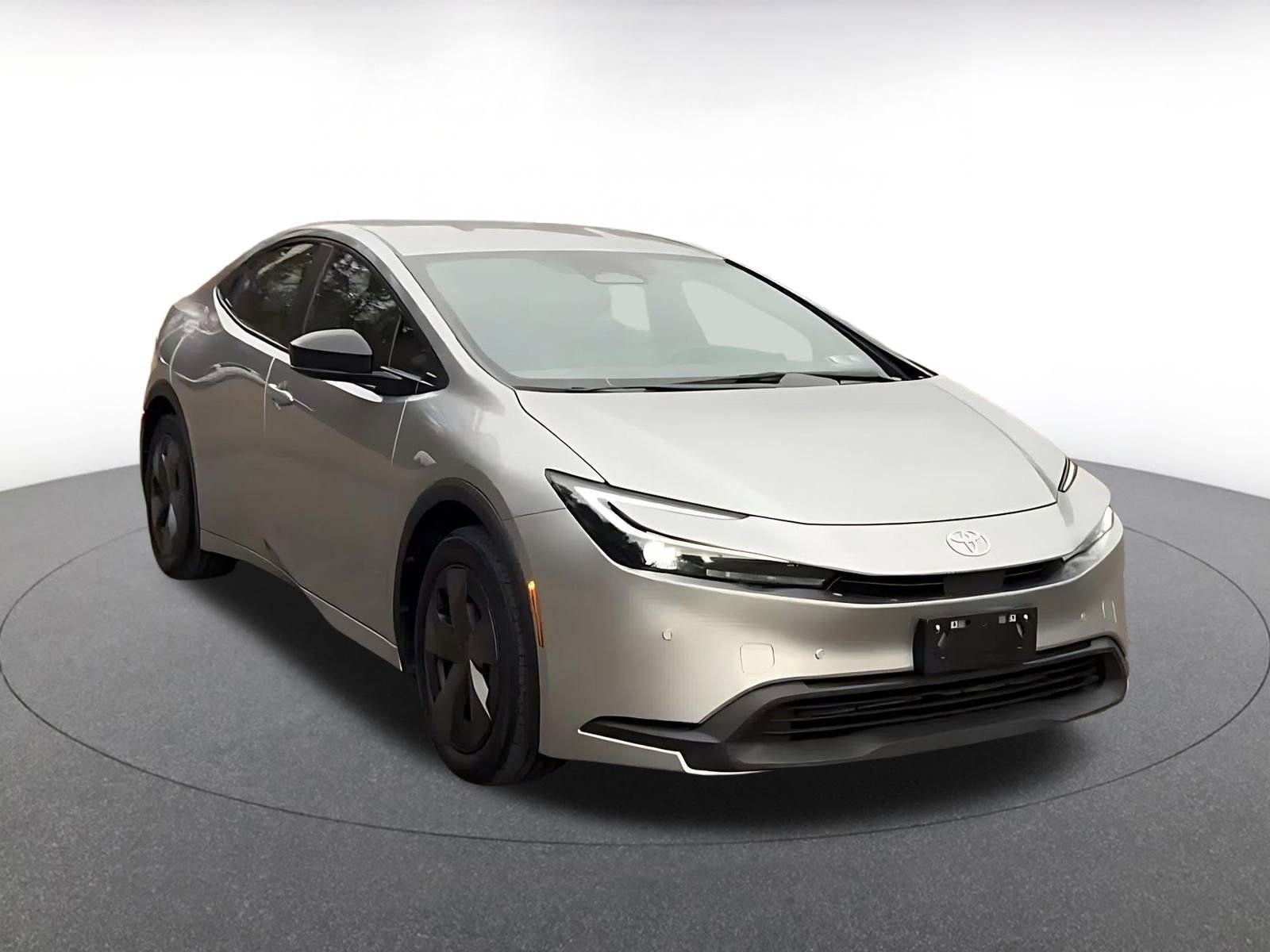 Used 2025 Toyota Prius LE image 3