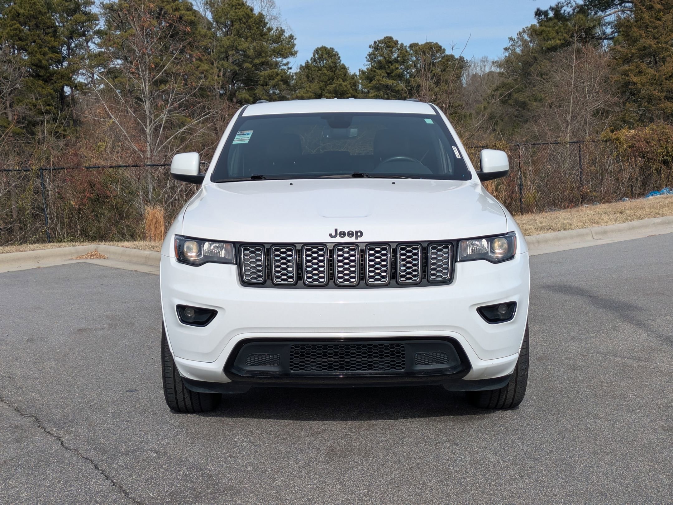 Used 2022 Jeep Grand Cherokee Laredo X image 2