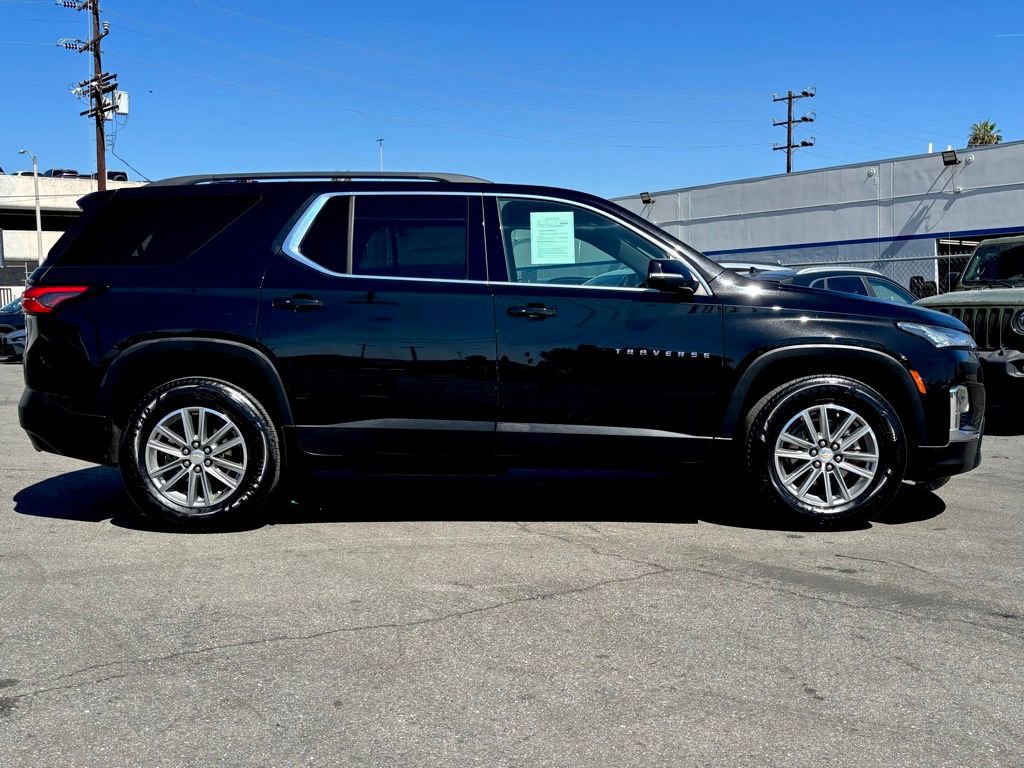 Used 2023 Chevrolet Traverse LT image 3