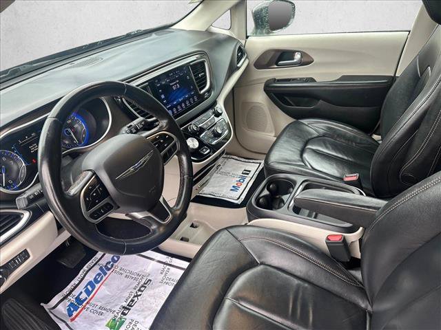 Used 2017 Chrysler Pacifica Touring-L FWD image 10