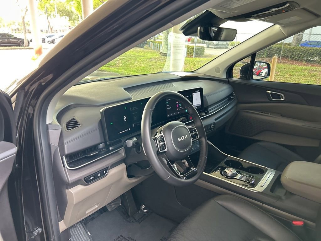 Used 2025 Kia Carnival EX image 6