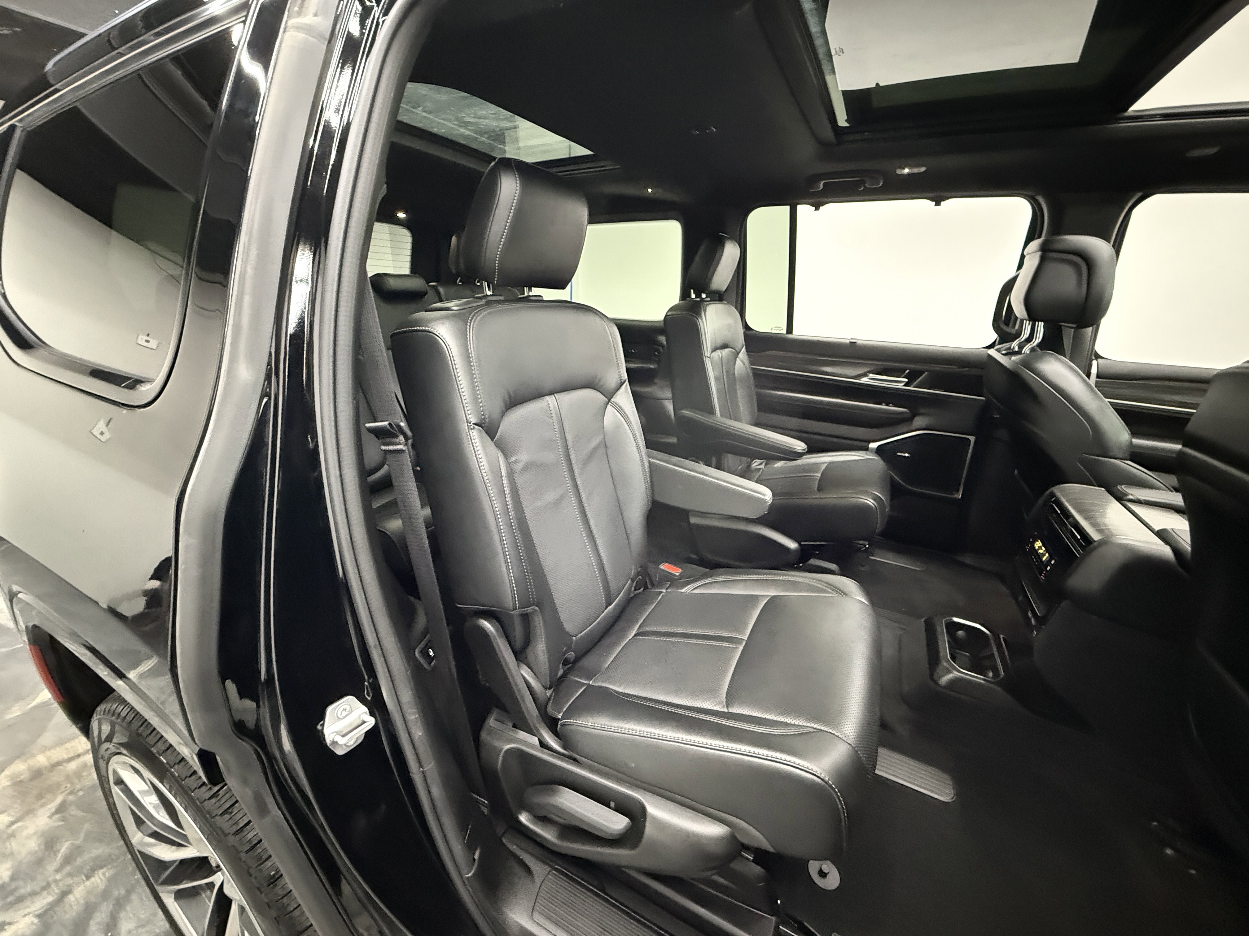 Used 2023 Jeep Wagoneer Series II w/ Convenience Group I image 27