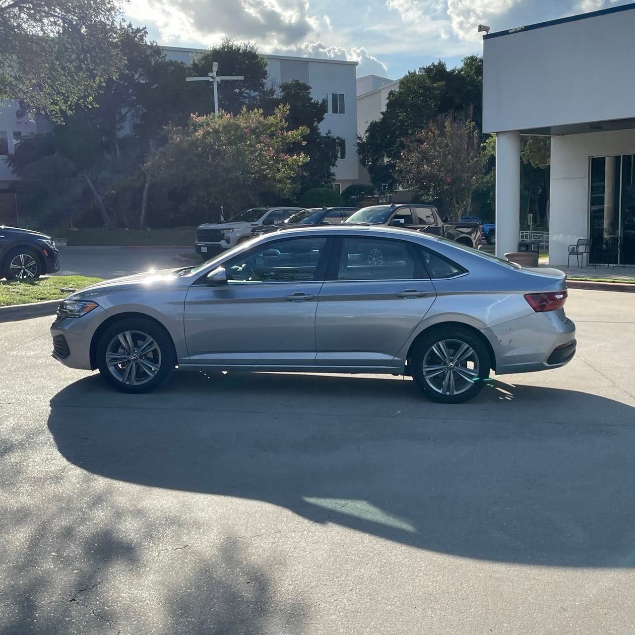 Used 2024 Volkswagen Jetta SE FWD image 3