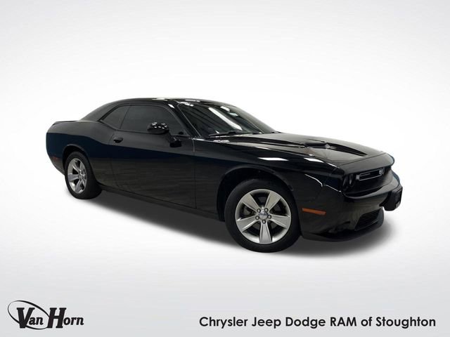 Used 2021 Dodge Challenger SXT image 1