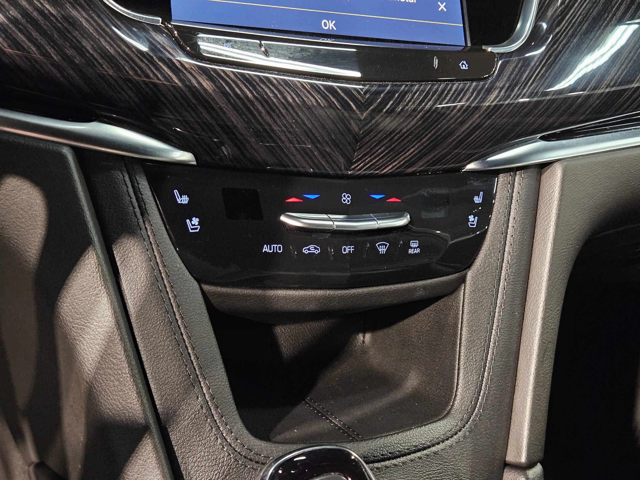 Used 2025 Cadillac XT6 Premium Luxury image 33