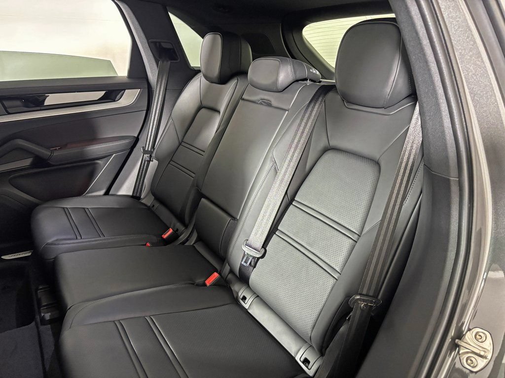 Certified 2026 Porsche Cayenne AWD/4WD image 35