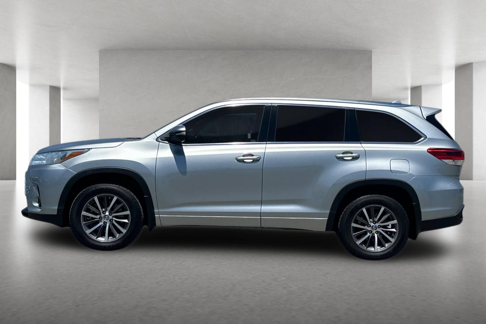 Used 2018 Toyota Highlander XLE AWD/4WD image 7