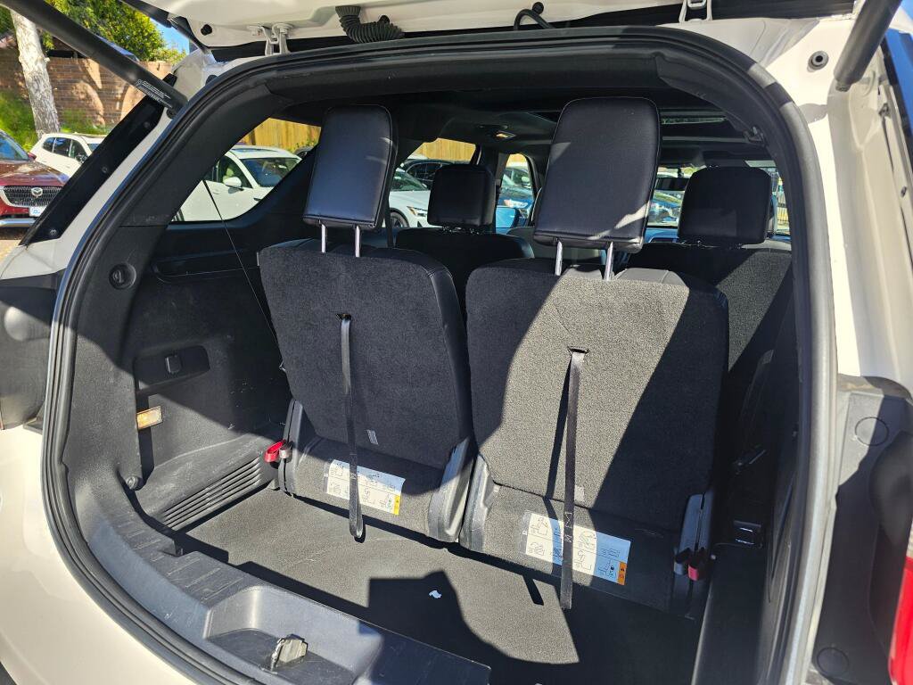 Used 2017 Ford Explorer XLT w/ Equipment Group 202A AWD/4WD image 15