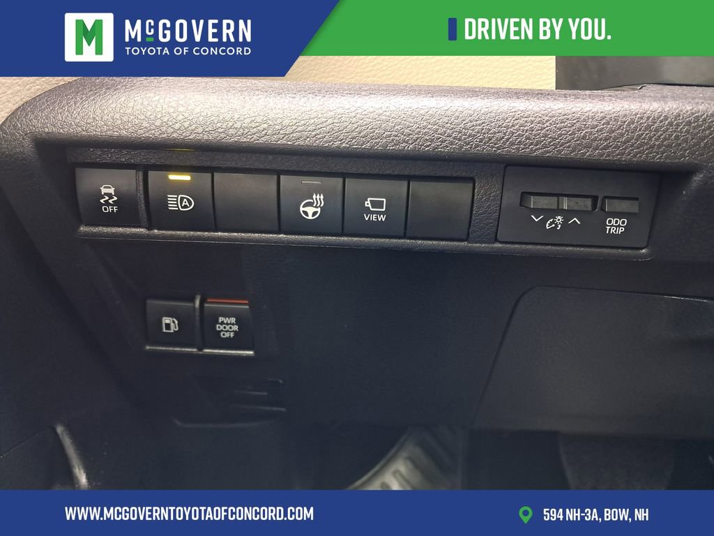 Used 2025 Toyota Sienna Platinum AWD/4WD image 23