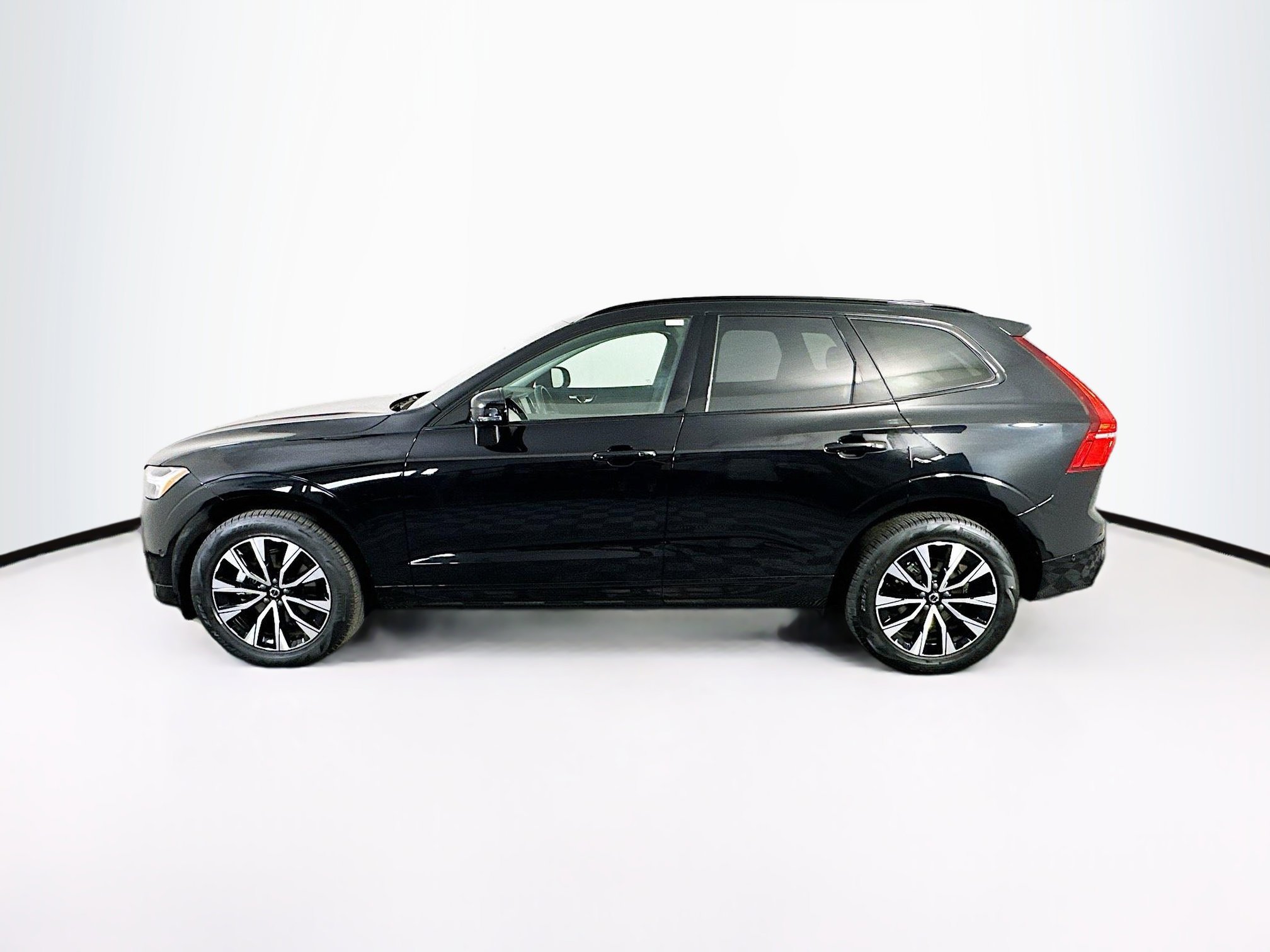 Used 2025 Volvo XC60 B5 Plus image 4