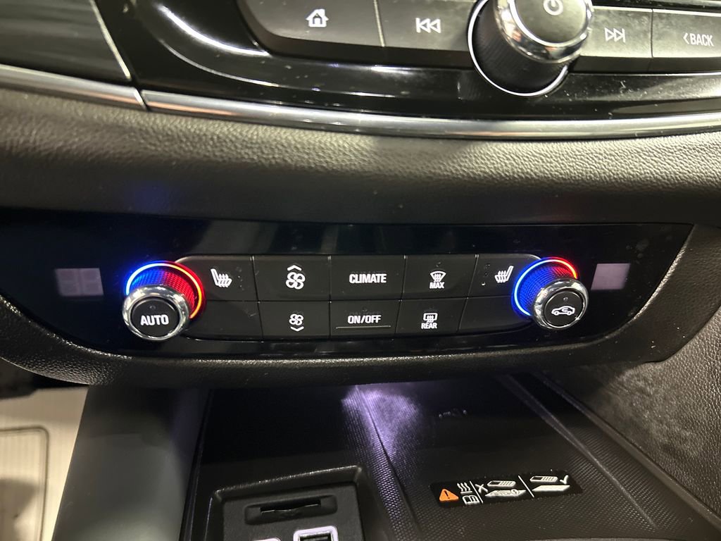 Used 2024 Buick Enclave Essence image 19
