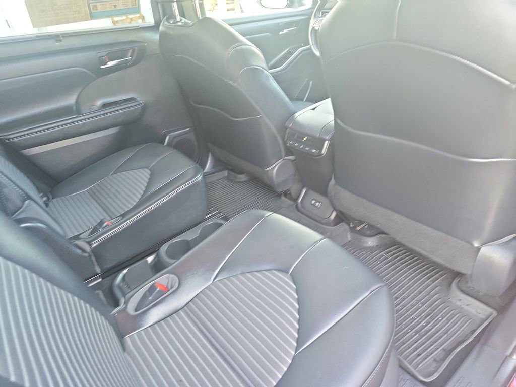 Used 2021 Toyota Highlander XSE FWD image 11