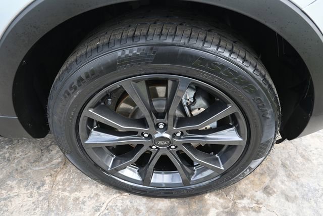 Used 2017 Ford Explorer XLT w/ Equipment Group 202A AWD/4WD image 11