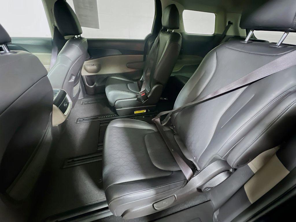 Used 2025 Kia Carnival FWD image 21
