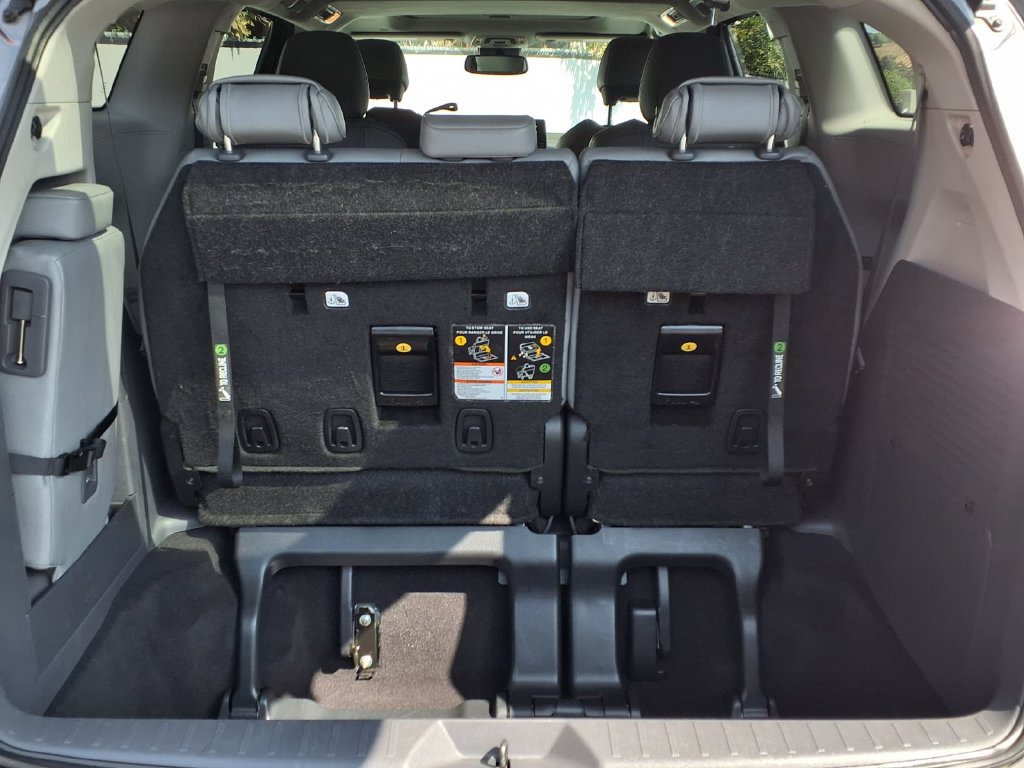 Certified 2024 Toyota Sienna XLE FWD image 8