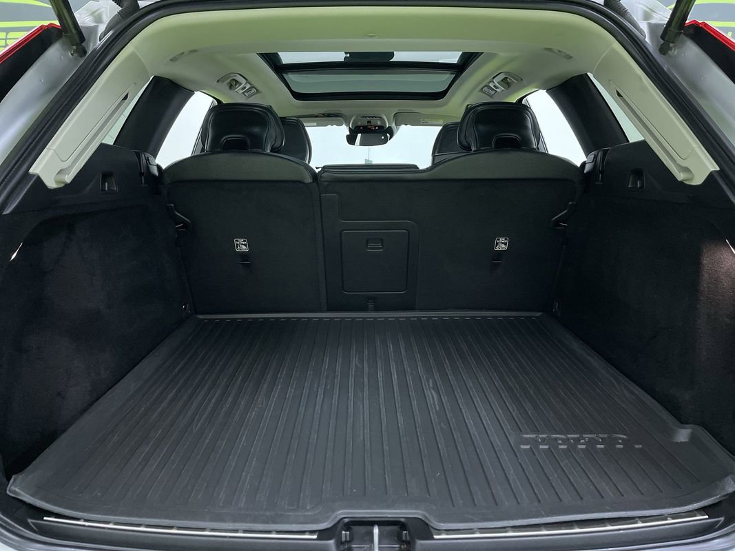 Used 2021 Volvo XC60 T5 Momentum w/ Premium Package FWD image 29