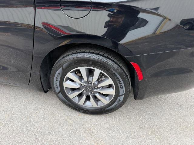 Used 2024 Chrysler Pacifica Limited FWD image 9