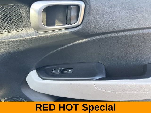 Used 2024 Hyundai Venue SEL image 40