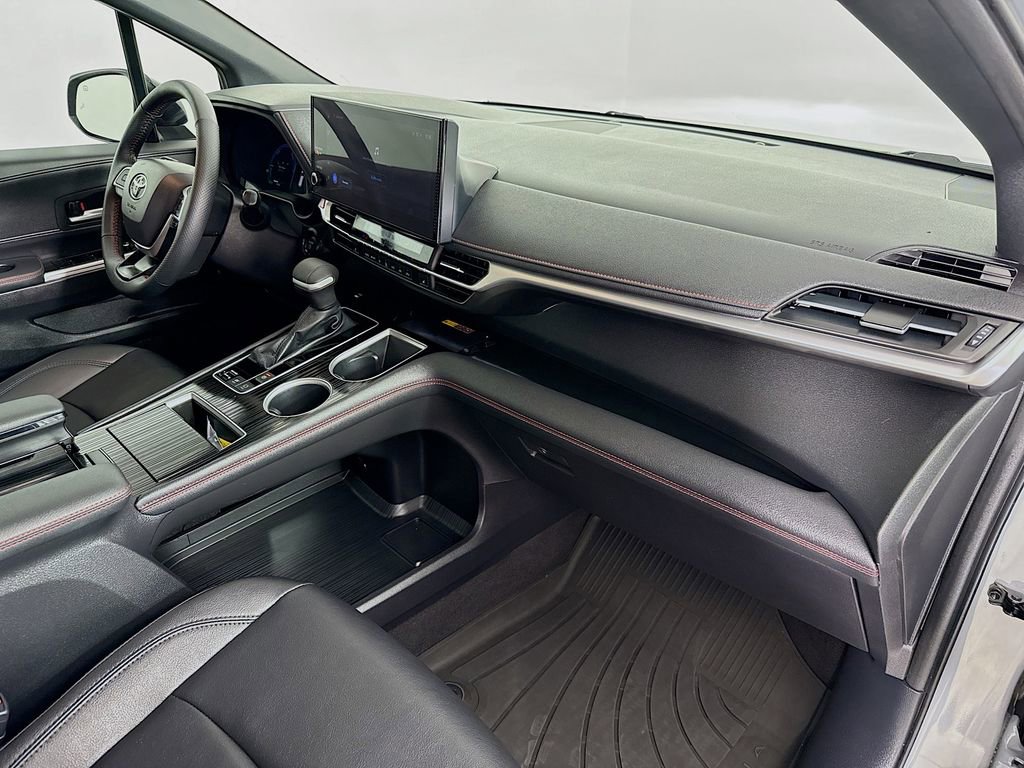 Certified 2025 Toyota Sienna XSE image 33