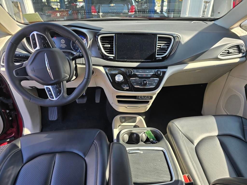 Used 2023 Chrysler Pacifica Touring-L image 4