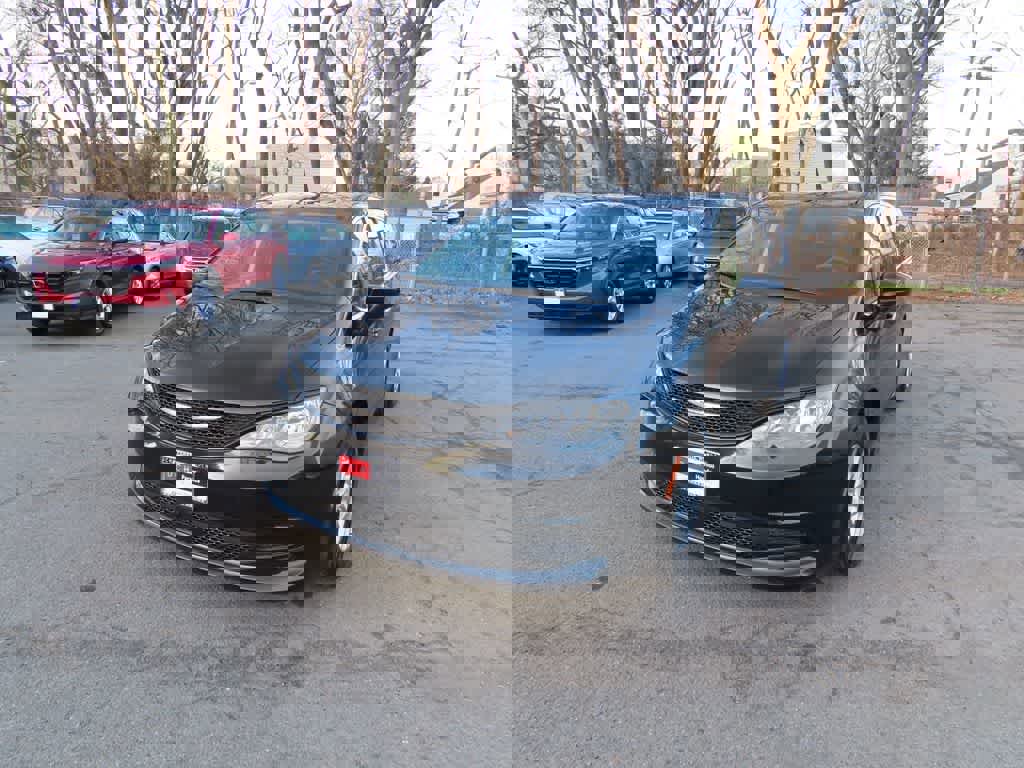 Used 2023 Chrysler Voyager LX image 1