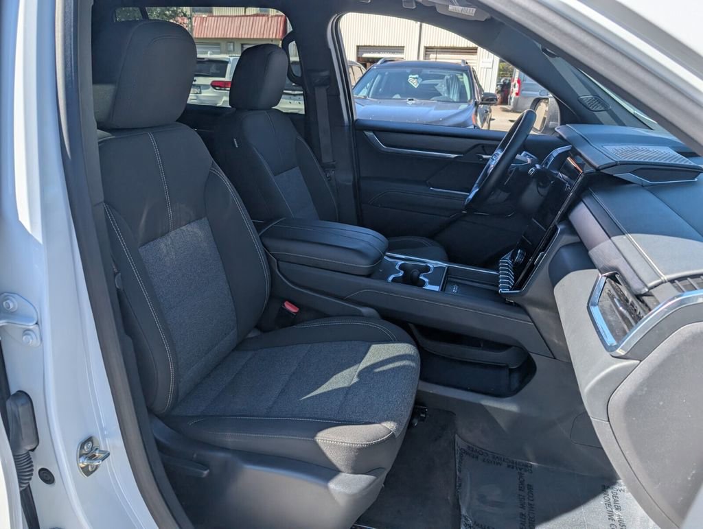 Used 2025 GMC Acadia Elevation image 20