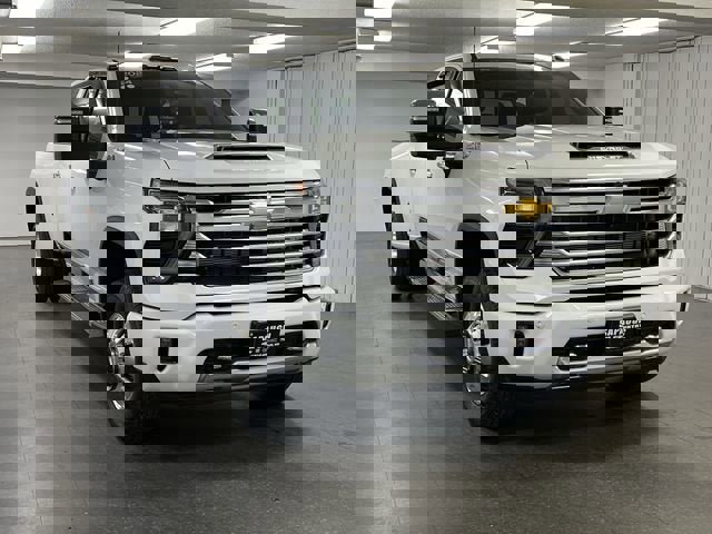 Used 2024 Chevrolet Silverado 3500 High Country w/ Technology Package image 9
