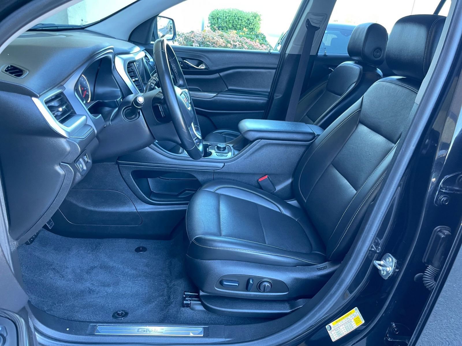 Used 2023 GMC Acadia SLT image 29