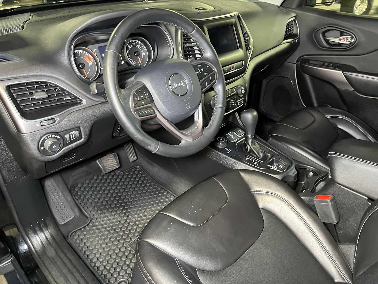 Used 2019 Jeep Cherokee Latitude Plus w/ Cold Weather Group AWD/4WD image 26